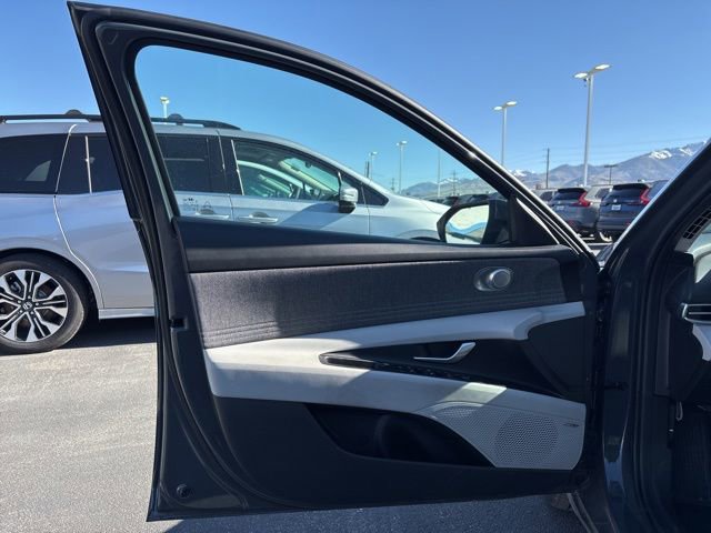 Used 2025 Hyundai Elantra Limited FWD image 9