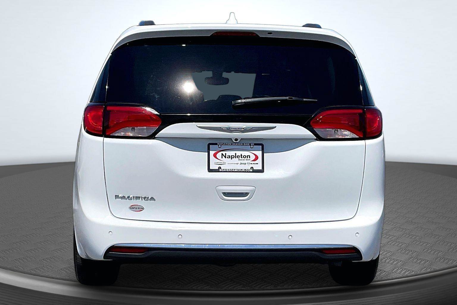 Used 2017 Chrysler Pacifica Touring-L Plus w/ Tire & Wheel Group FWD image 4