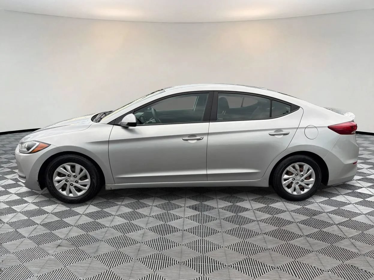 Used 2018 Hyundai Elantra SE w/ SE Connectivity Package 04 FWD image 4