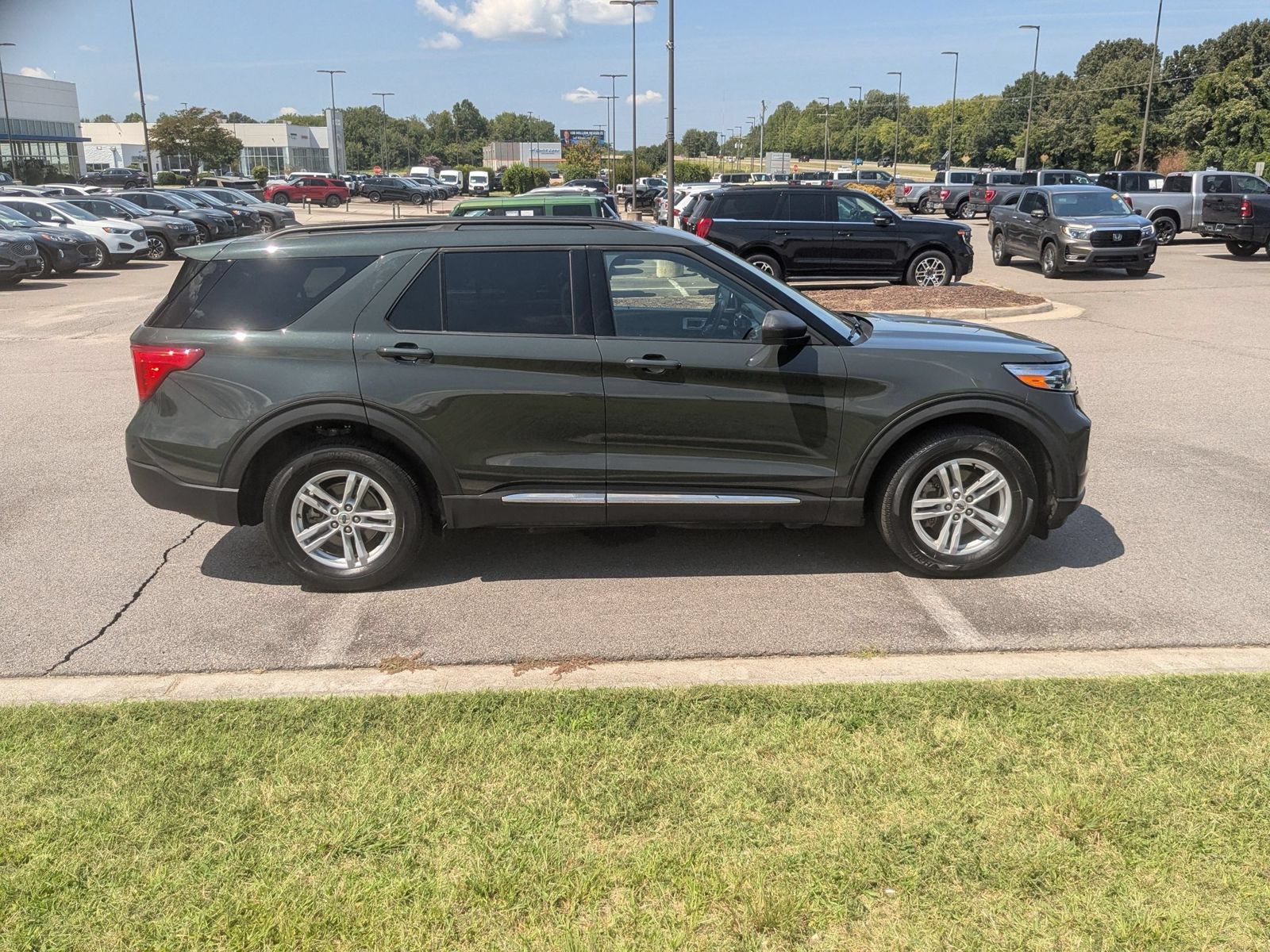Used 2024 Ford Explorer XLT w/ Equipment Group 202A AWD/4WD image 2