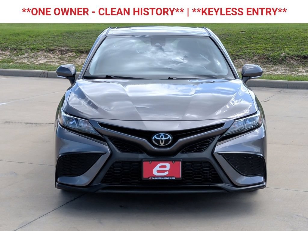 Used 2022 Toyota Camry SE FWD image 2