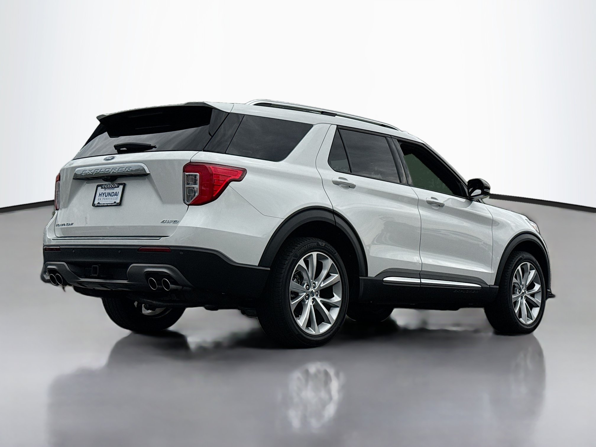 Used 2023 Ford Explorer Platinum w/ Technology Package AWD/4WD image 2