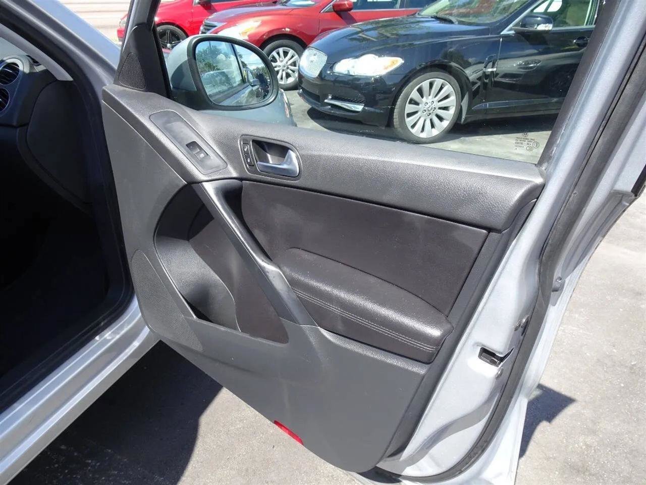 Used 2017 Volkswagen Tiguan S image 16