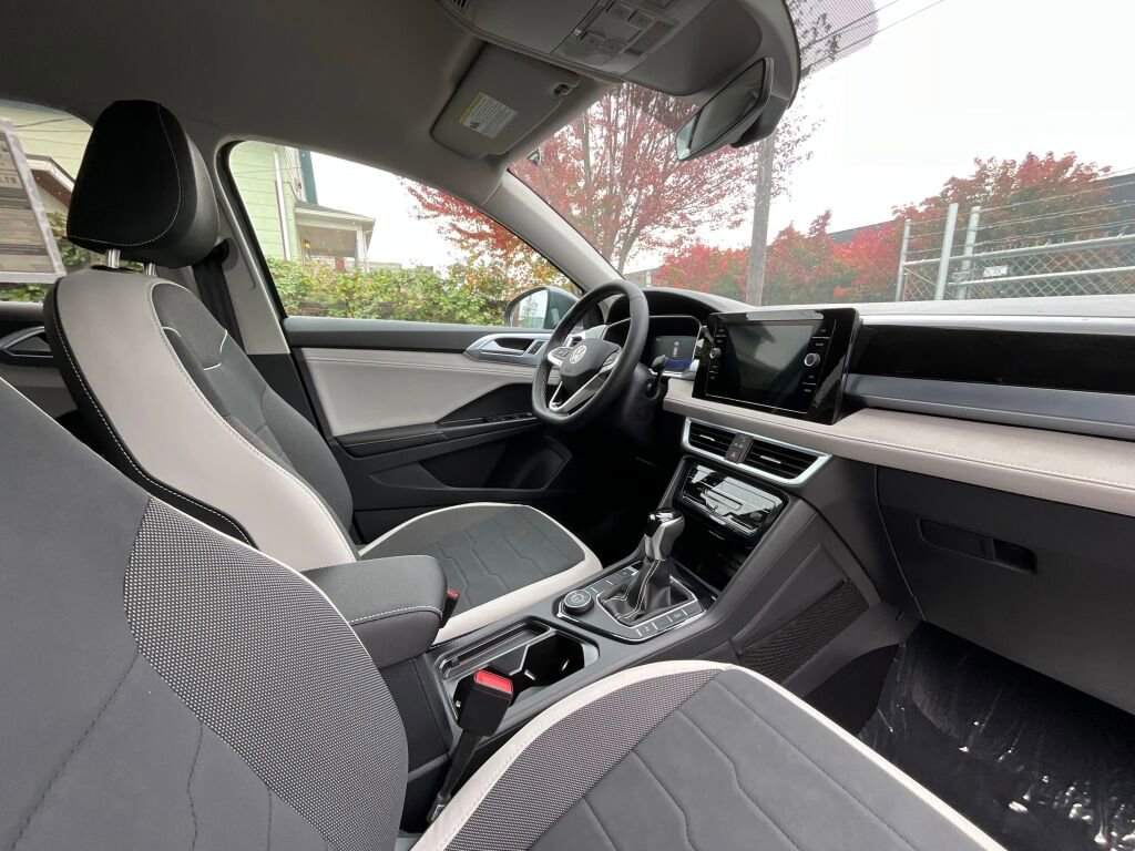 New 2025 Volkswagen Taos SE image 18