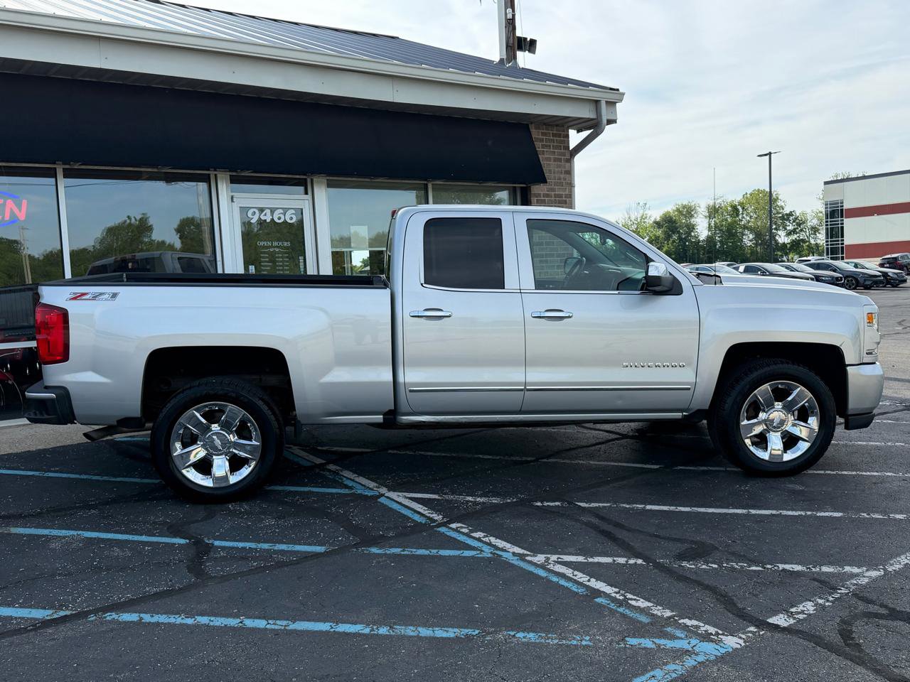 Used 2017 Chevrolet Silverado 1500 LTZ Z71 w/ LTZ Plus Package AWD/4WD image 8