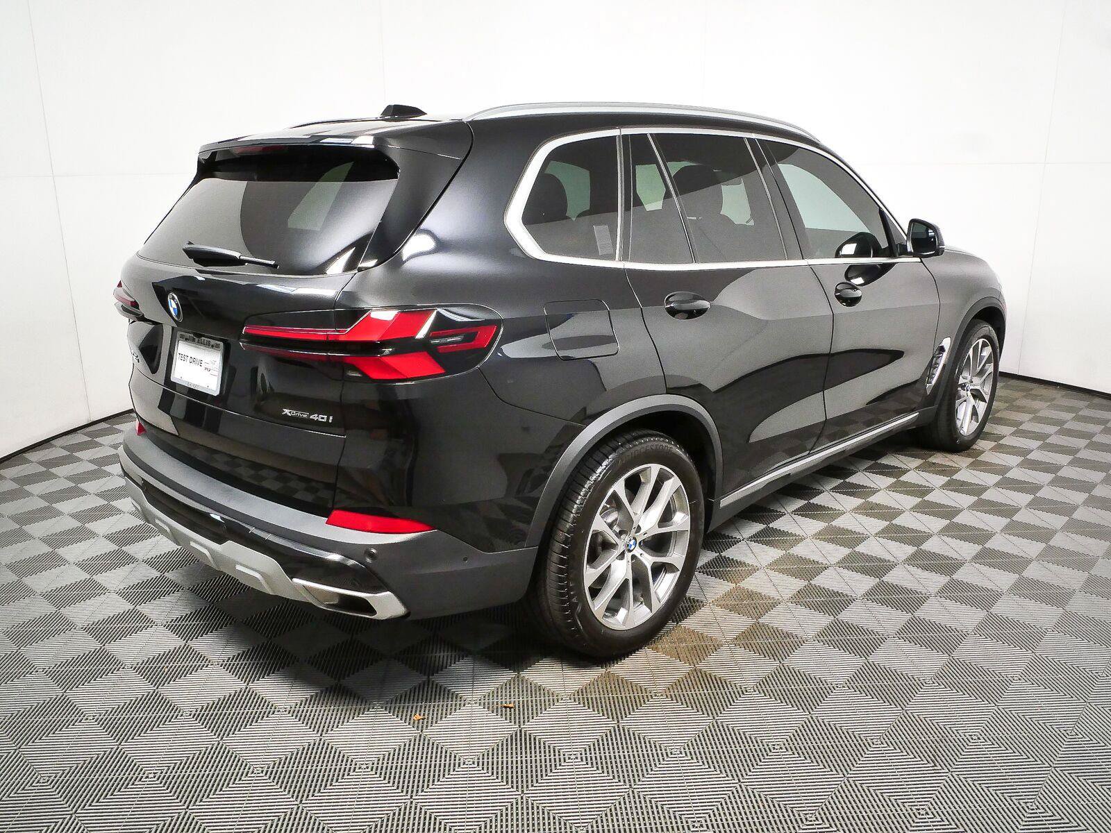 Used 2024 BMW X5 xDrive40i w/ Premium Package AWD/4WD image 3