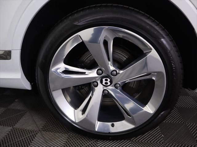 Used 2025 Bentley Bentayga Extended Wheelbase AWD/4WD image 32