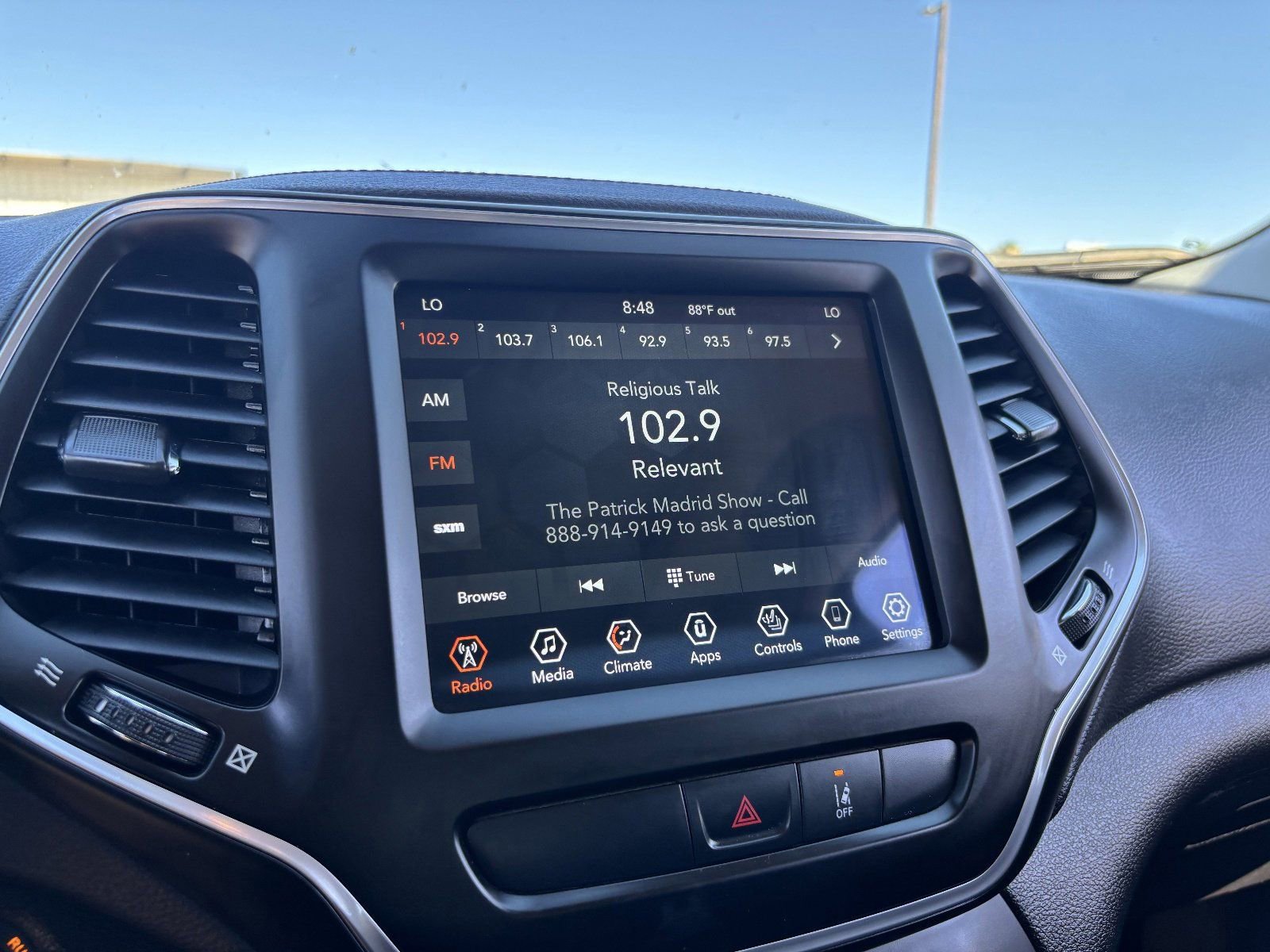 Used 2022 Jeep Cherokee Latitude Lux w/ Sun & Sound Group AWD/4WD image 22