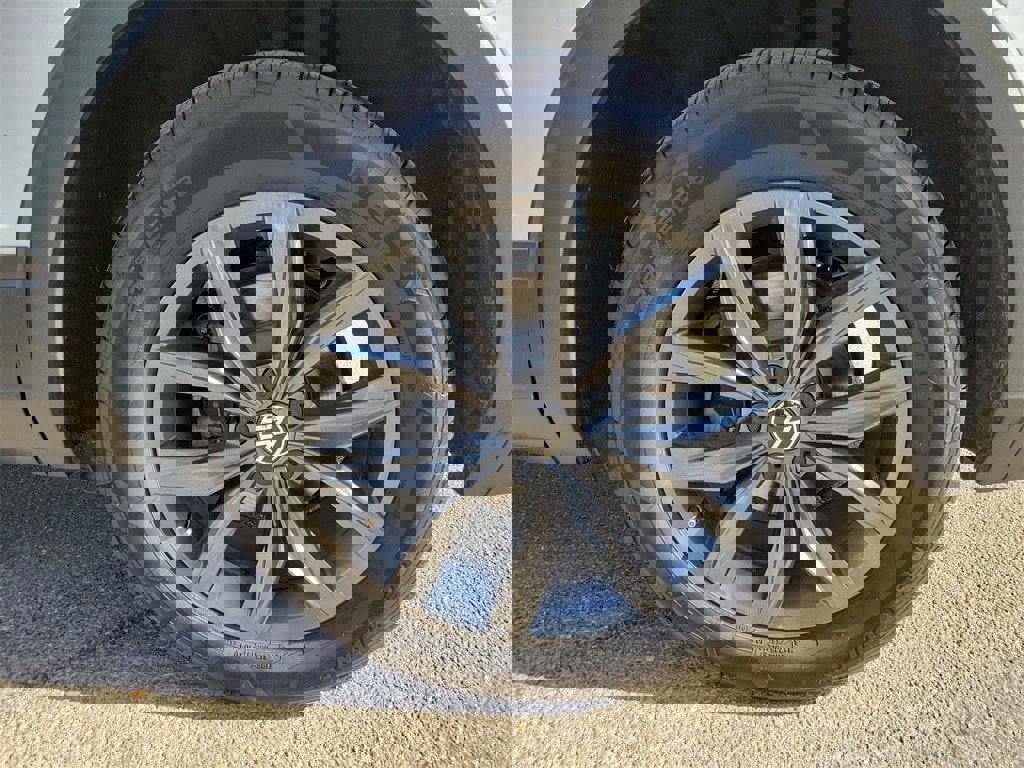 Used 2022 Volkswagen Tiguan SE image 11