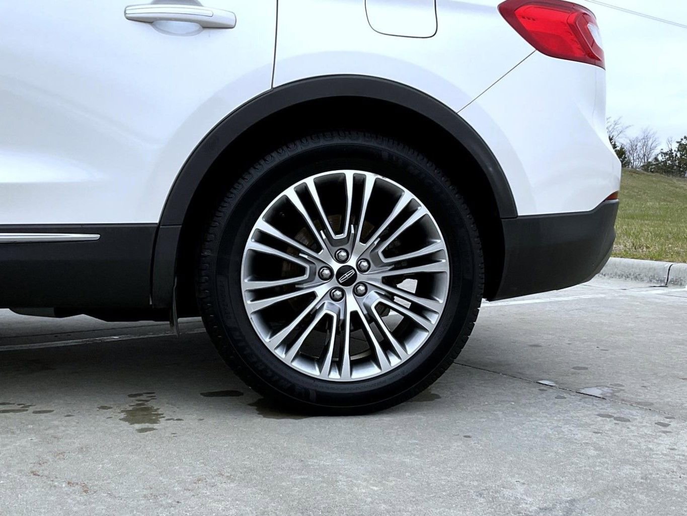 Used 2016 Lincoln MKX Reserve w/ Driver Assistance Package image 23
