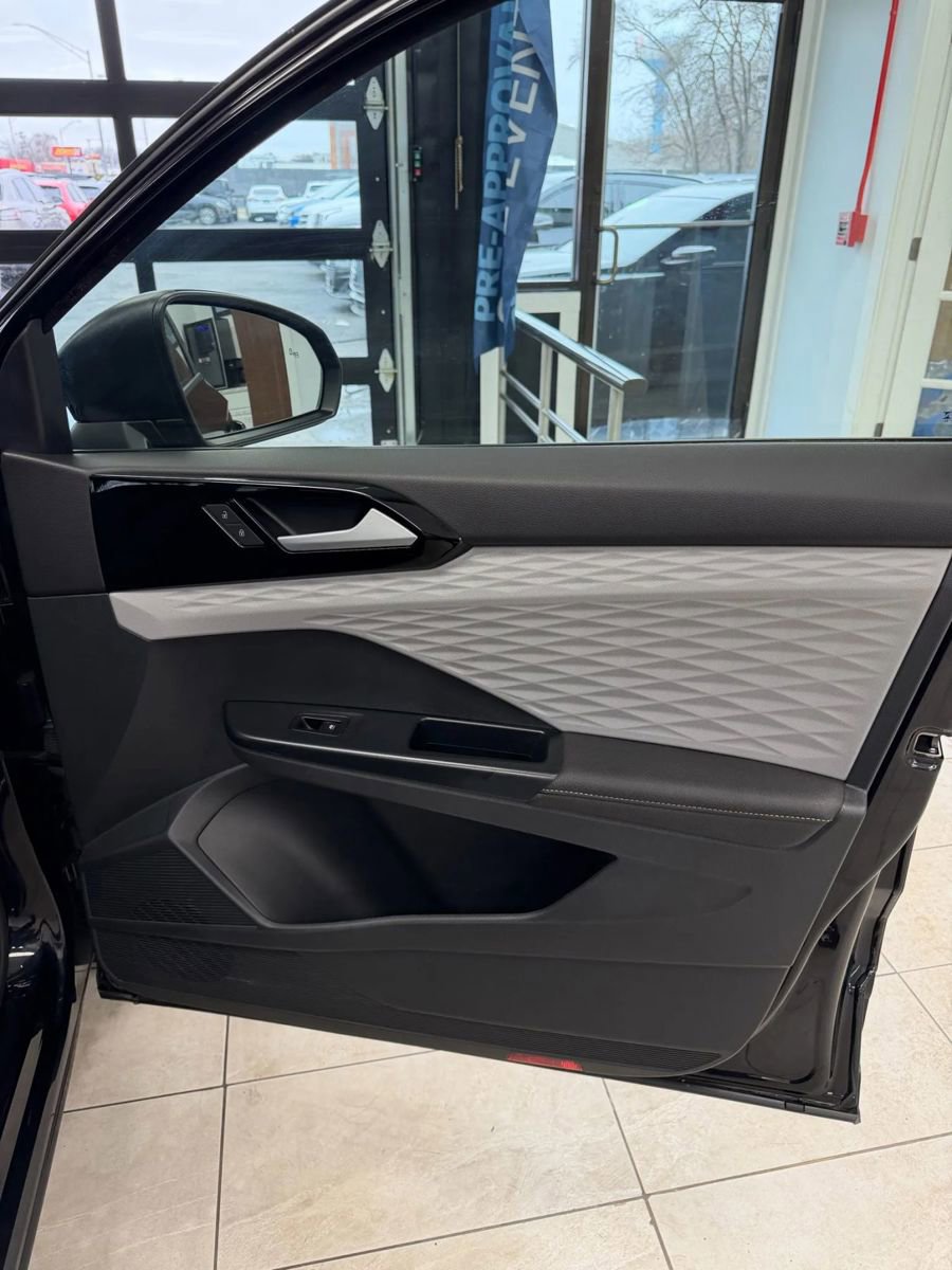 Used 2024 Volkswagen Taos S FWD image 9