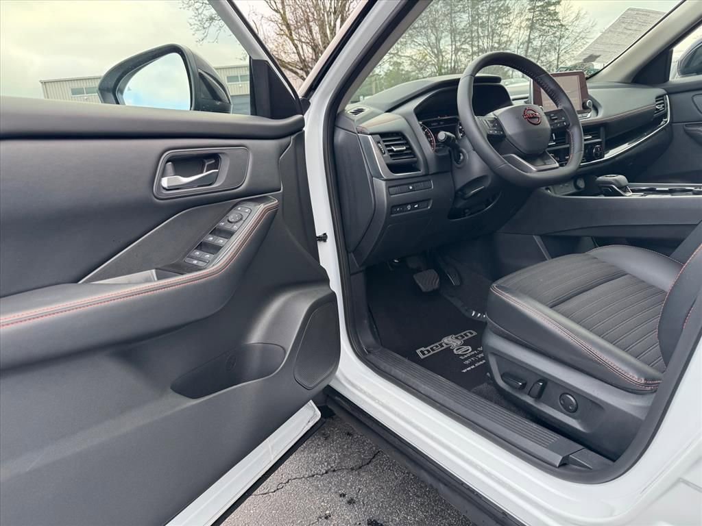 Certified 2025 Nissan Rogue SV image 14