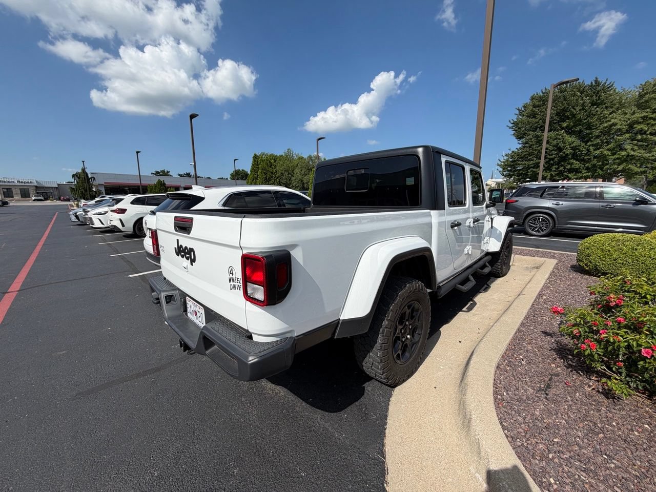 Used 2023 Jeep Gladiator Sport AWD/4WD image 4