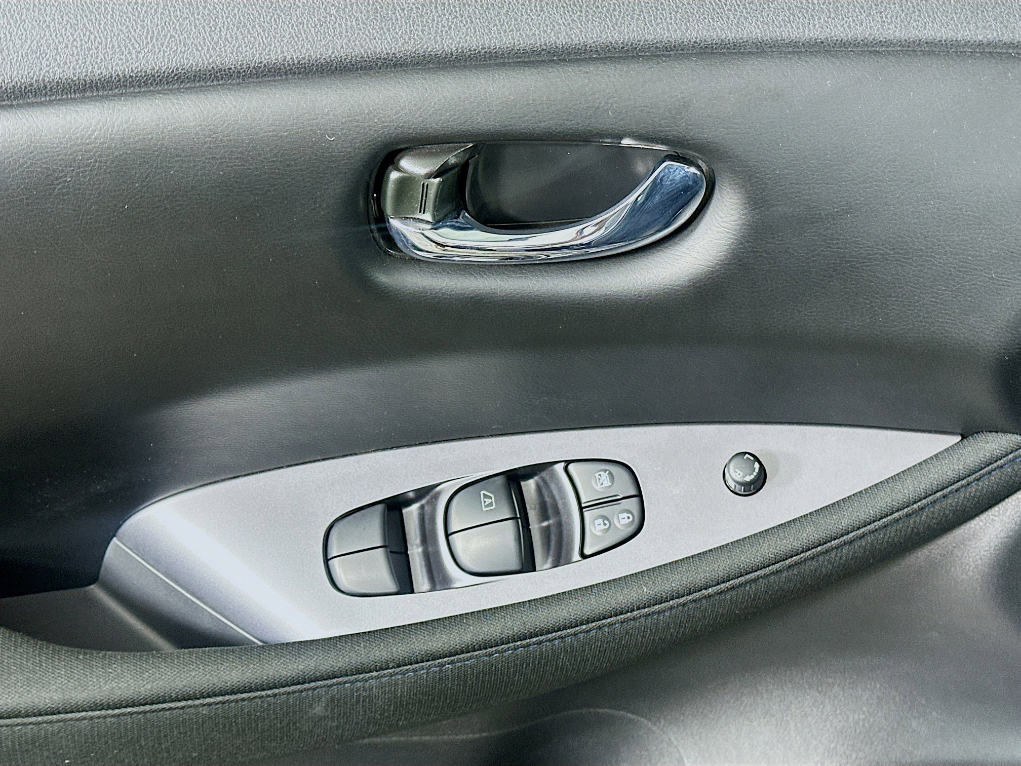 Used 2025 Nissan Leaf S image 15