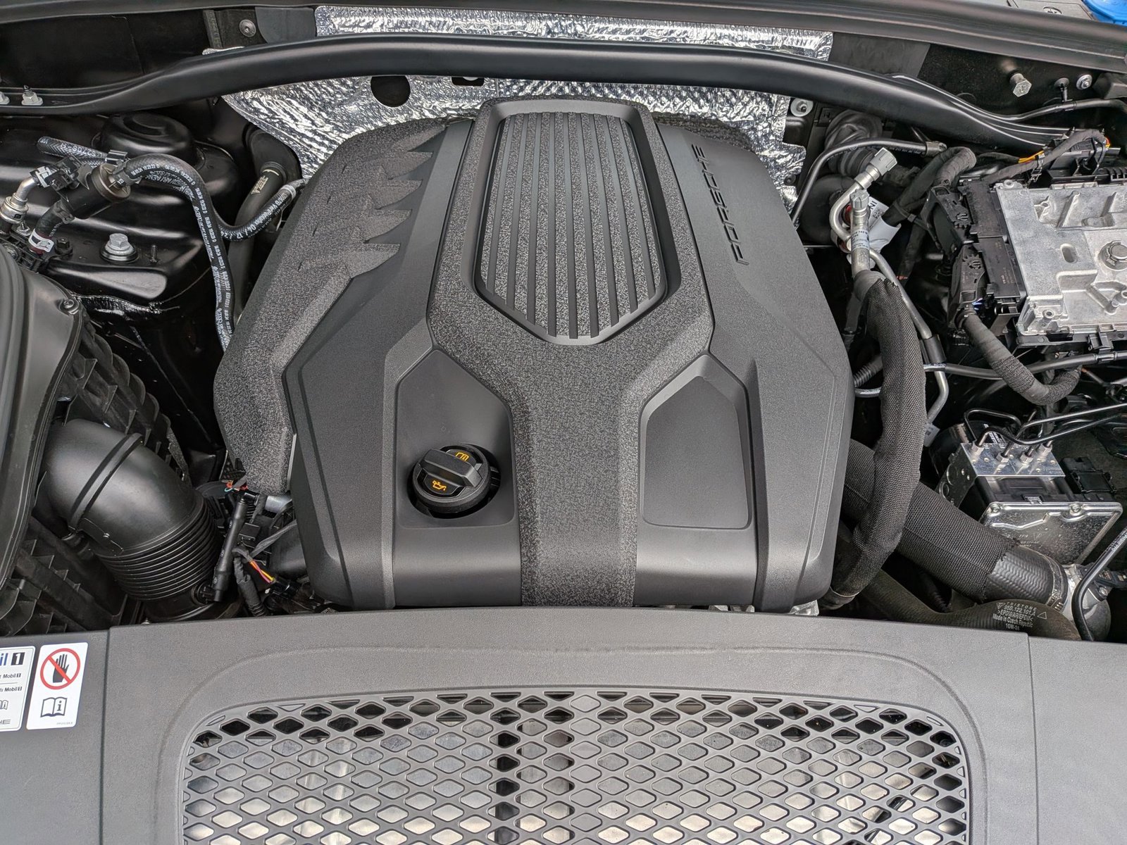 Certified 2025 Porsche Macan AWD/4WD image 27