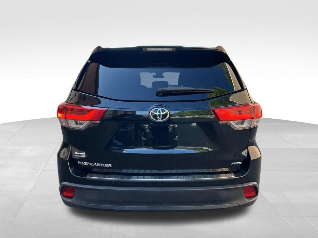 Used 2018 Toyota Highlander LE w/ Protection Package #3 AWD/4WD image 4