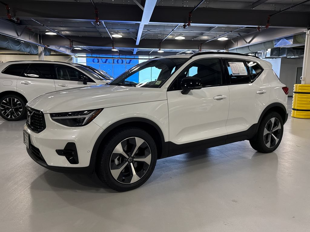Used 2026 Volvo XC40 B5 Plus w/ Protection Package Premier AWD/4WD image 5