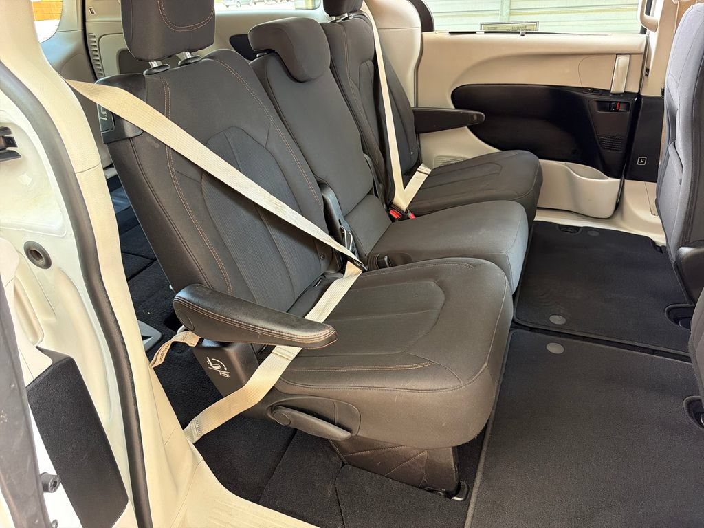 Used 2019 Chrysler Pacifica Touring Plus w/ Advanced Safetytec Group FWD image 34