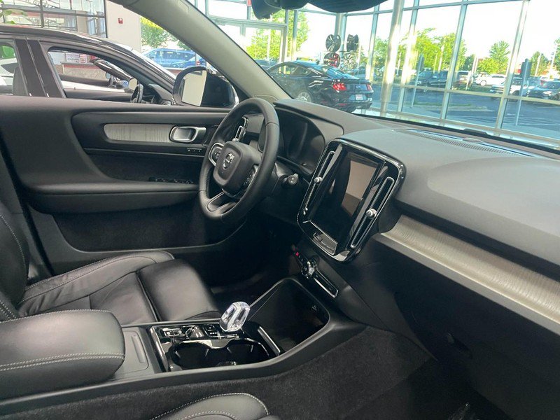 Used 2023 Volvo XC40 B5 Ultimate AWD/4WD image 5