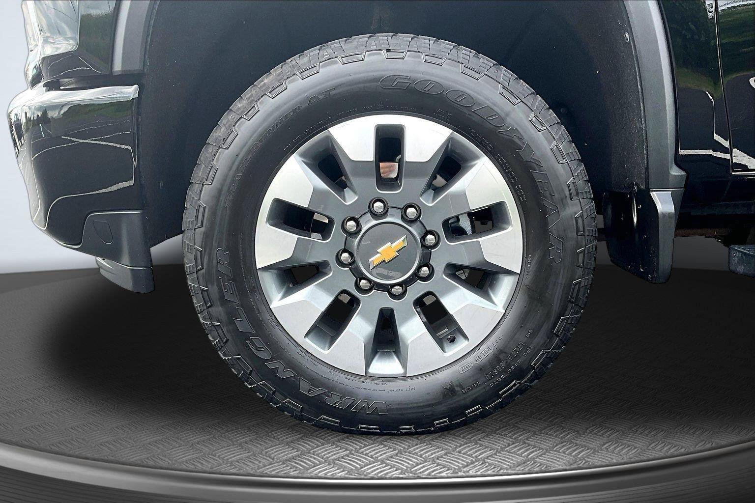 Used 2022 Chevrolet Silverado 2500 Custom w/ Custom Value Package AWD/4WD image 11