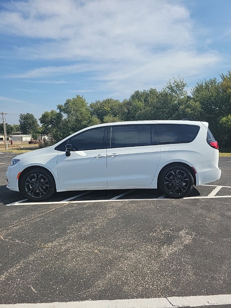 New 2026 Chrysler Pacifica Select image 4