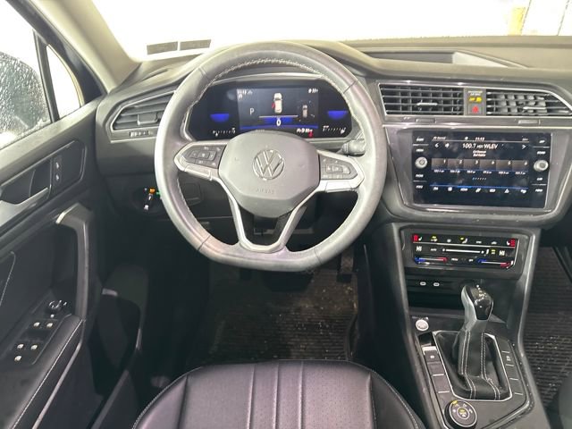 Used 2023 Volkswagen Tiguan SE w/ Panoramic Sunroof Package image 19