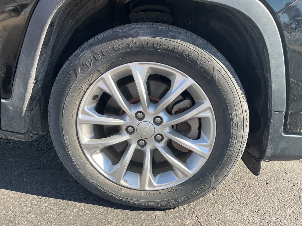 Used 2019 Jeep Cherokee Latitude w/ Popular Appearance Group image 12