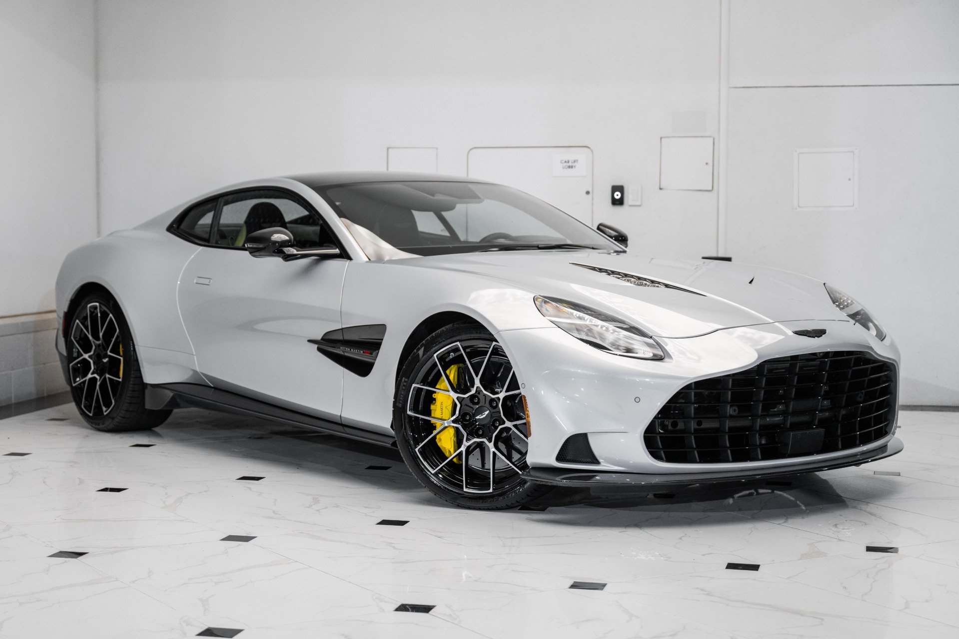 Used 2025 Aston Martin Vanquish image 39