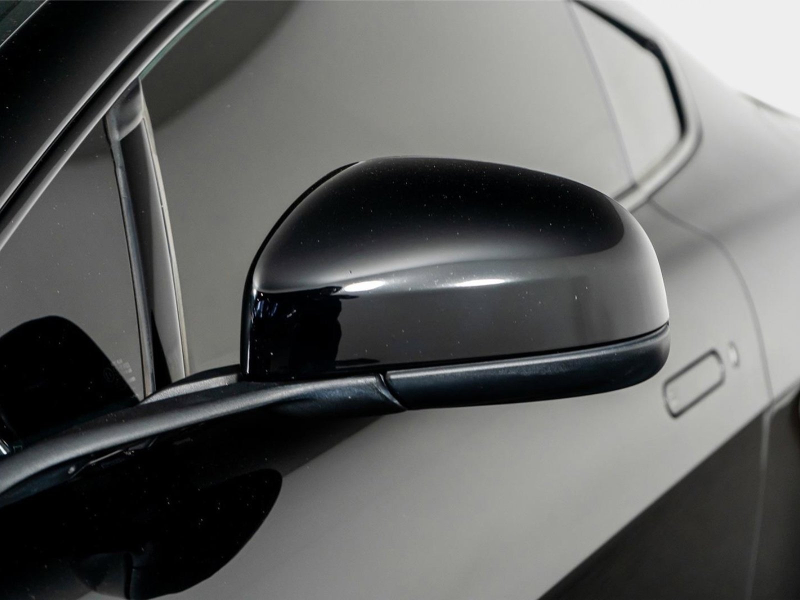 Used 2015 Aston Martin V8 Vantage GT image 26