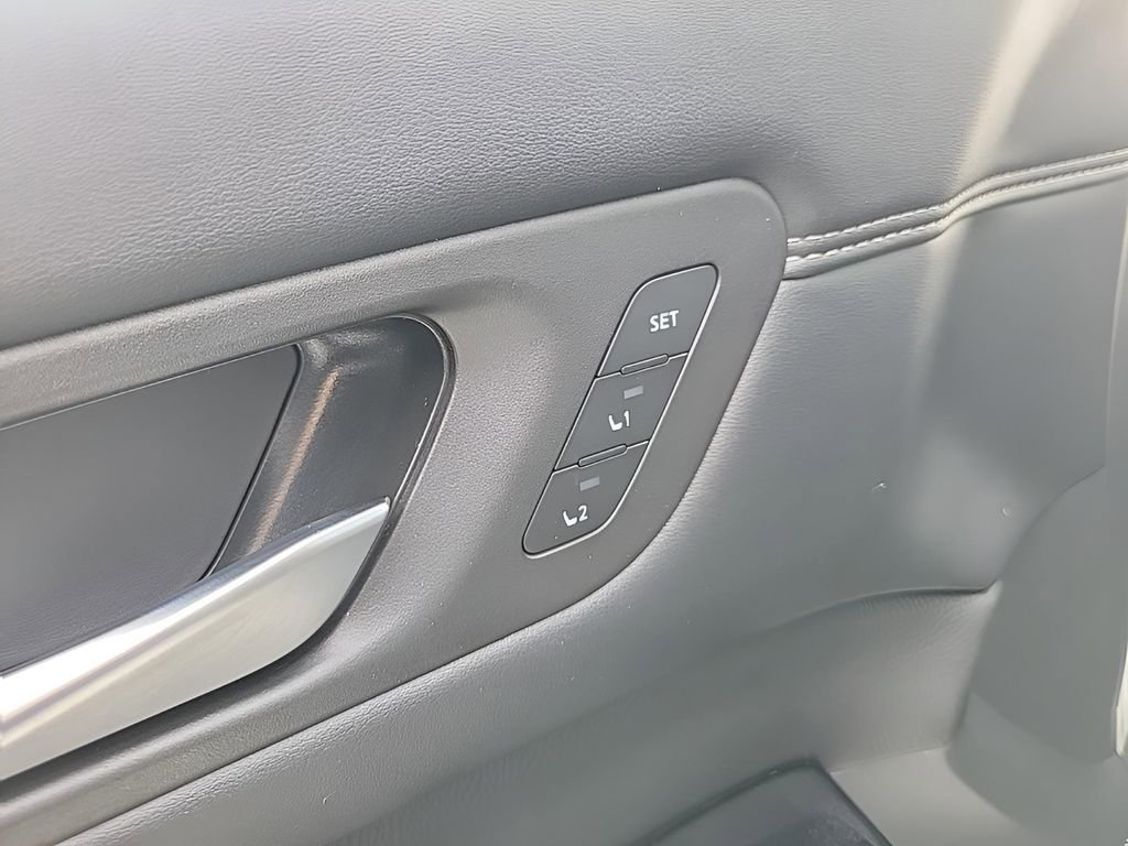 Used 2024 Nissan Pathfinder Platinum image 11