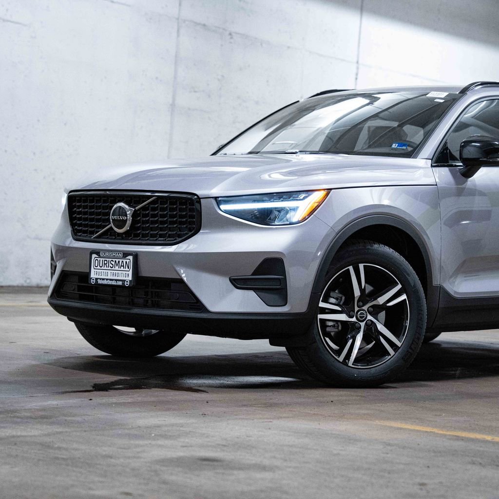 New 2026 Volvo XC40 B5 Core AWD/4WD image 2