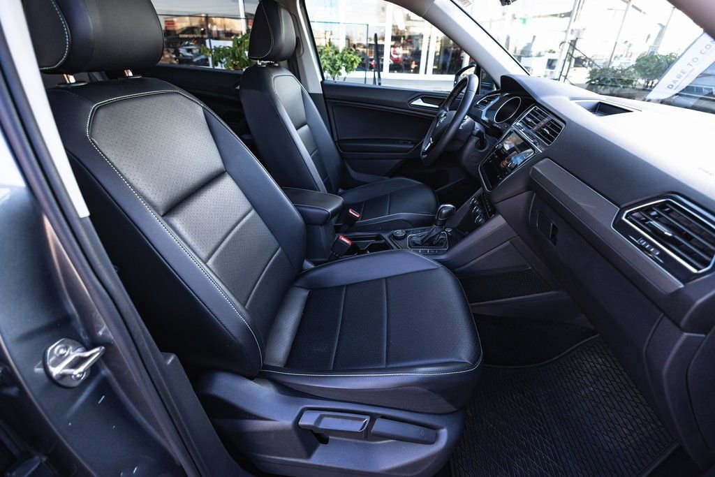 Used 2021 Volkswagen Tiguan SE w/ Panoramic Sunroof Package image 29
