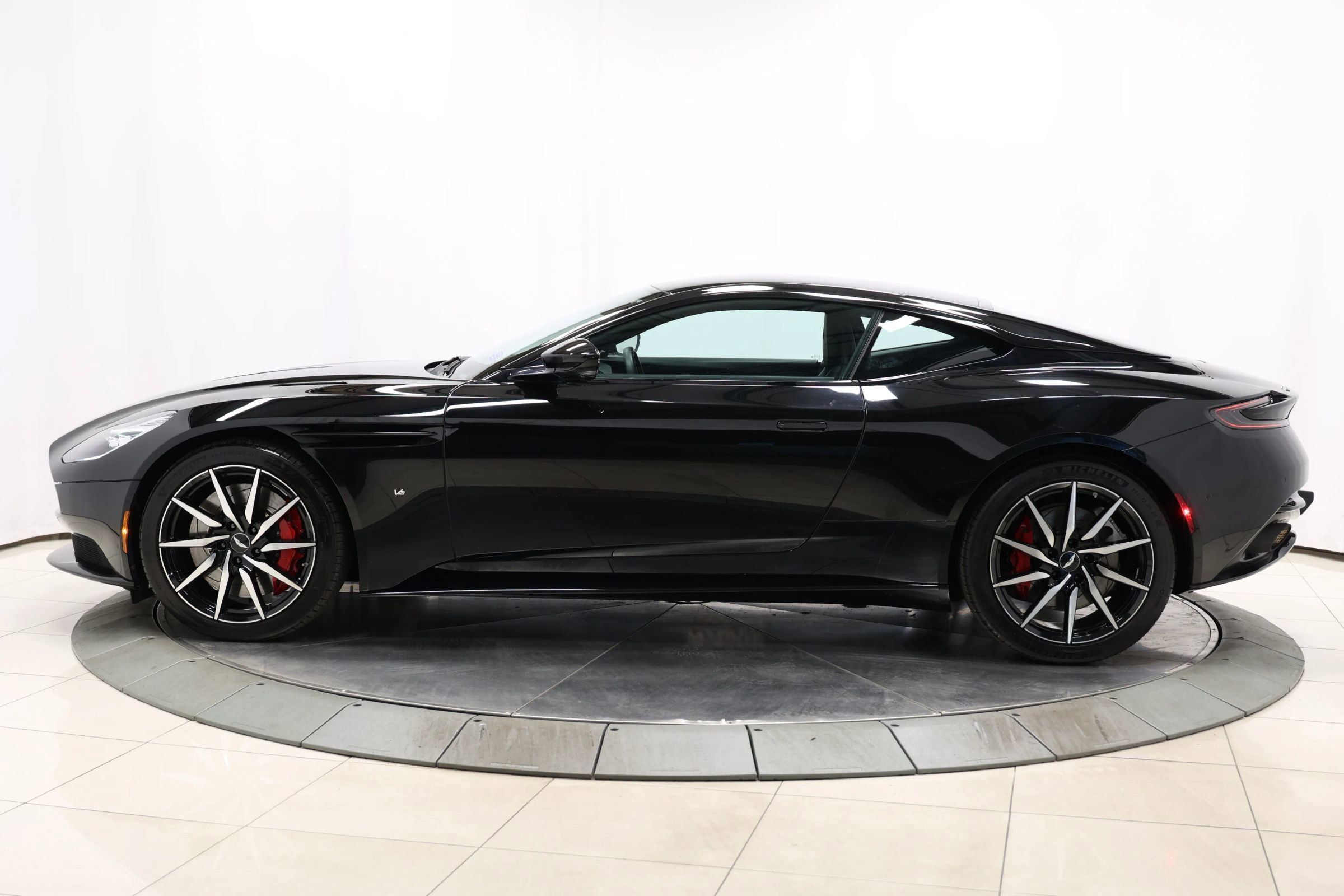 Used 2018 Aston Martin DB11 V12 image 8