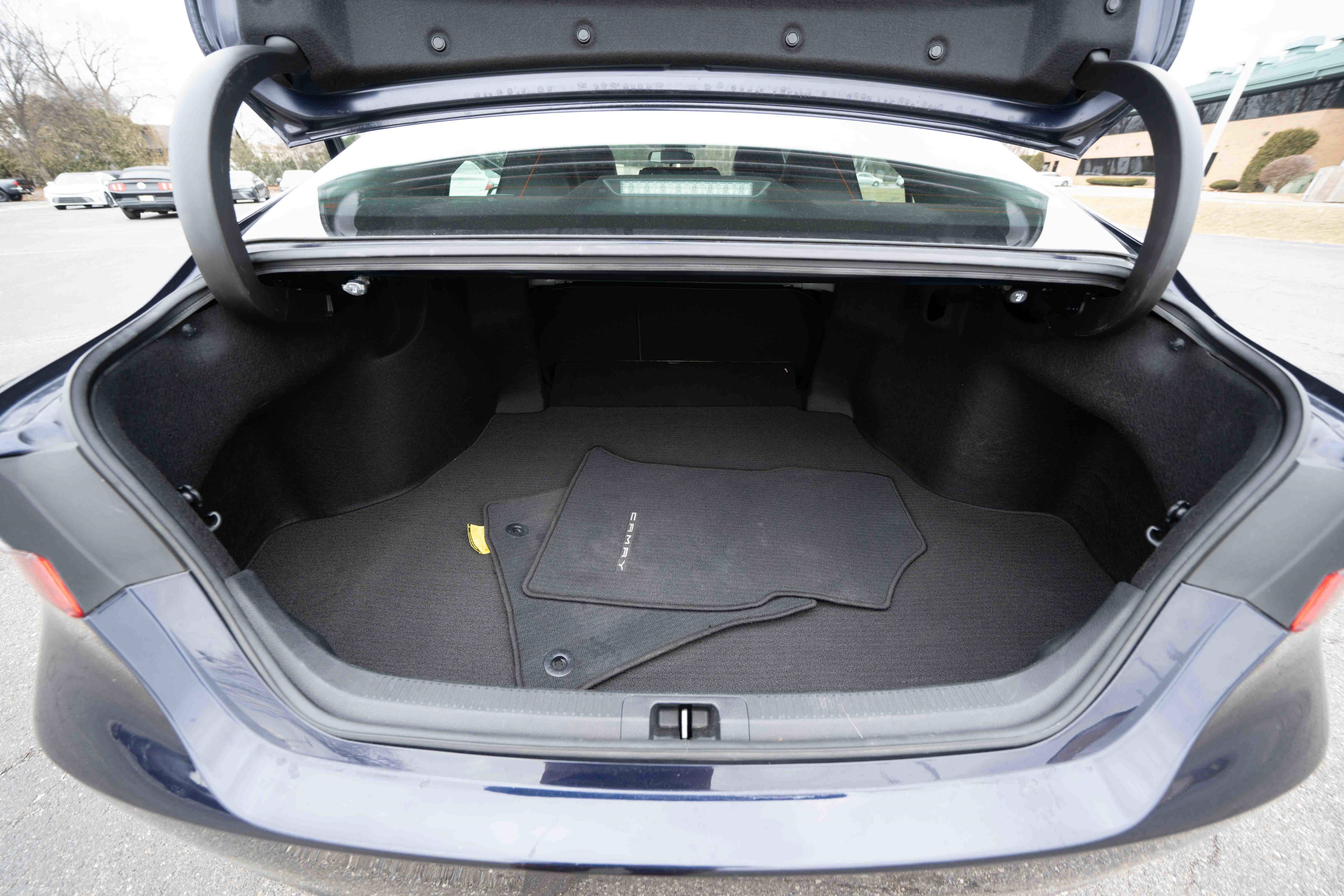 Used 2021 Toyota Camry SE w/ Cold Weather Package image 27