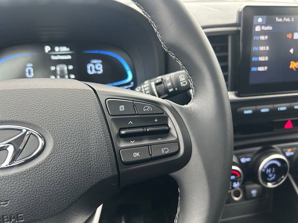 Certified 2025 Hyundai Venue SEL image 18