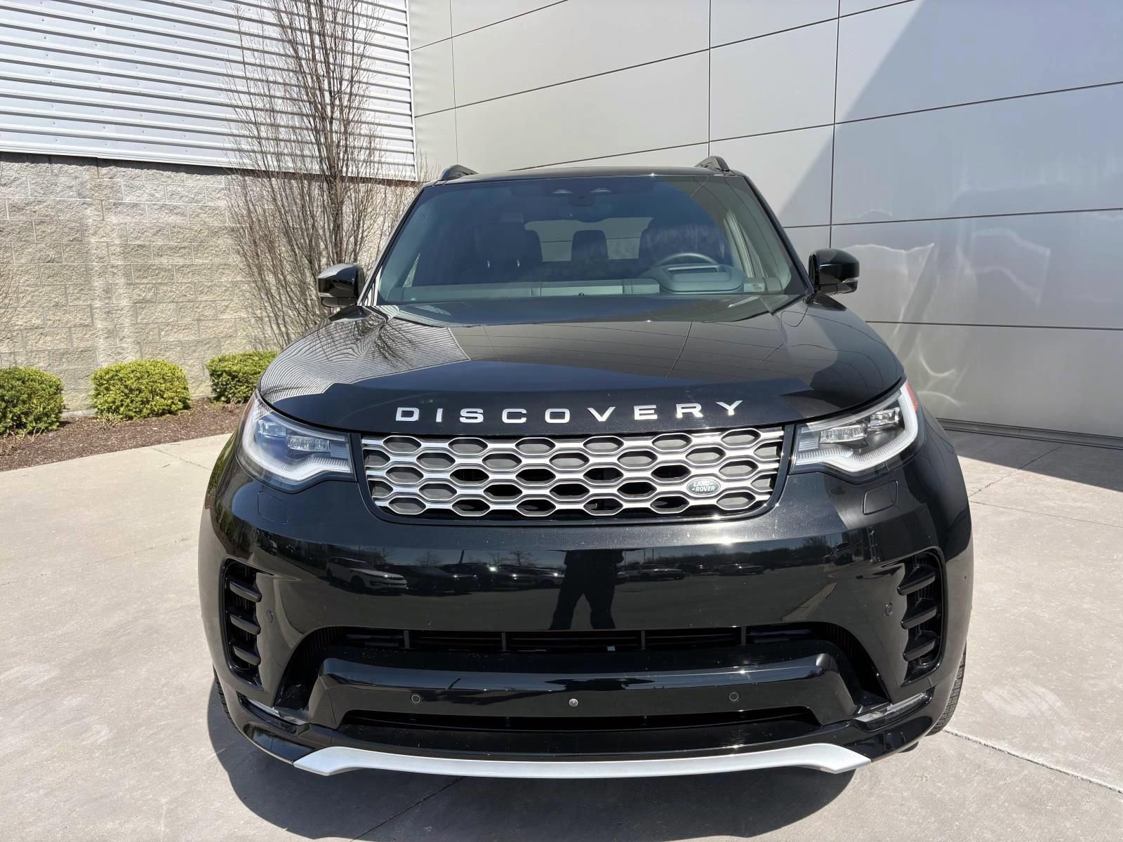Used 2025 Land Rover Discovery Metropolitan Edition AWD/4WD image 2
