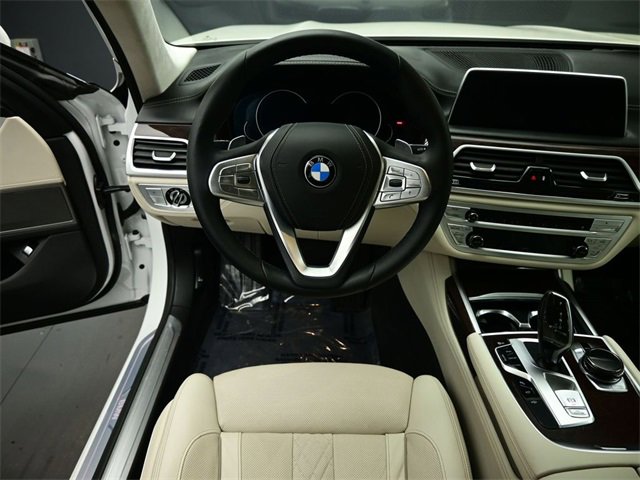 Used 2017 BMW 750i image 2