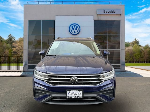 Used 2024 Volkswagen Tiguan SE AWD/4WD image 2