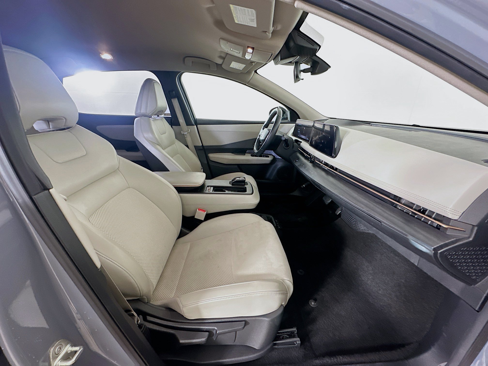 Used 2024 Nissan Ariya AWD image 31
