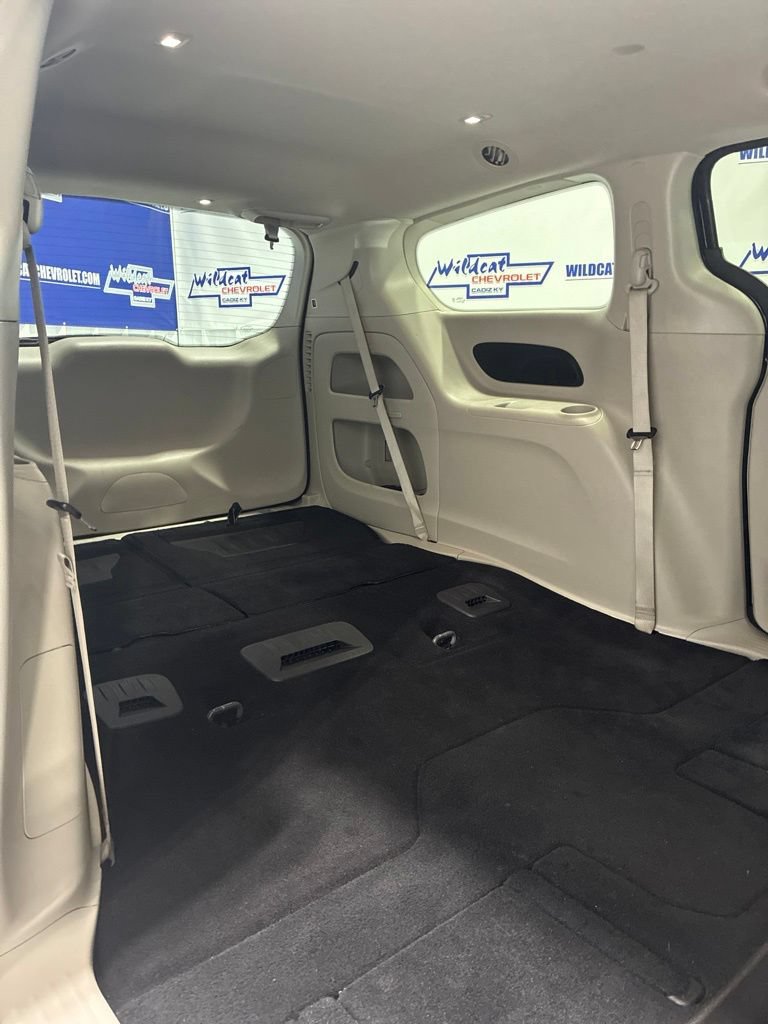 Used 2023 Chrysler Pacifica Touring-L FWD image 34