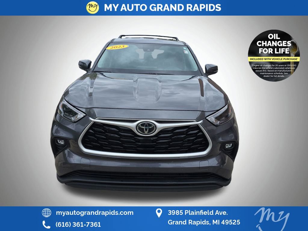 Used 2023 Toyota Highlander LE AWD/4WD image 2