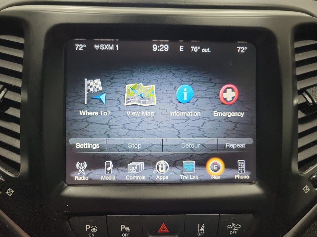 Certified 2018 Jeep Cherokee Overland w/ Technology Group AWD/4WD image 43