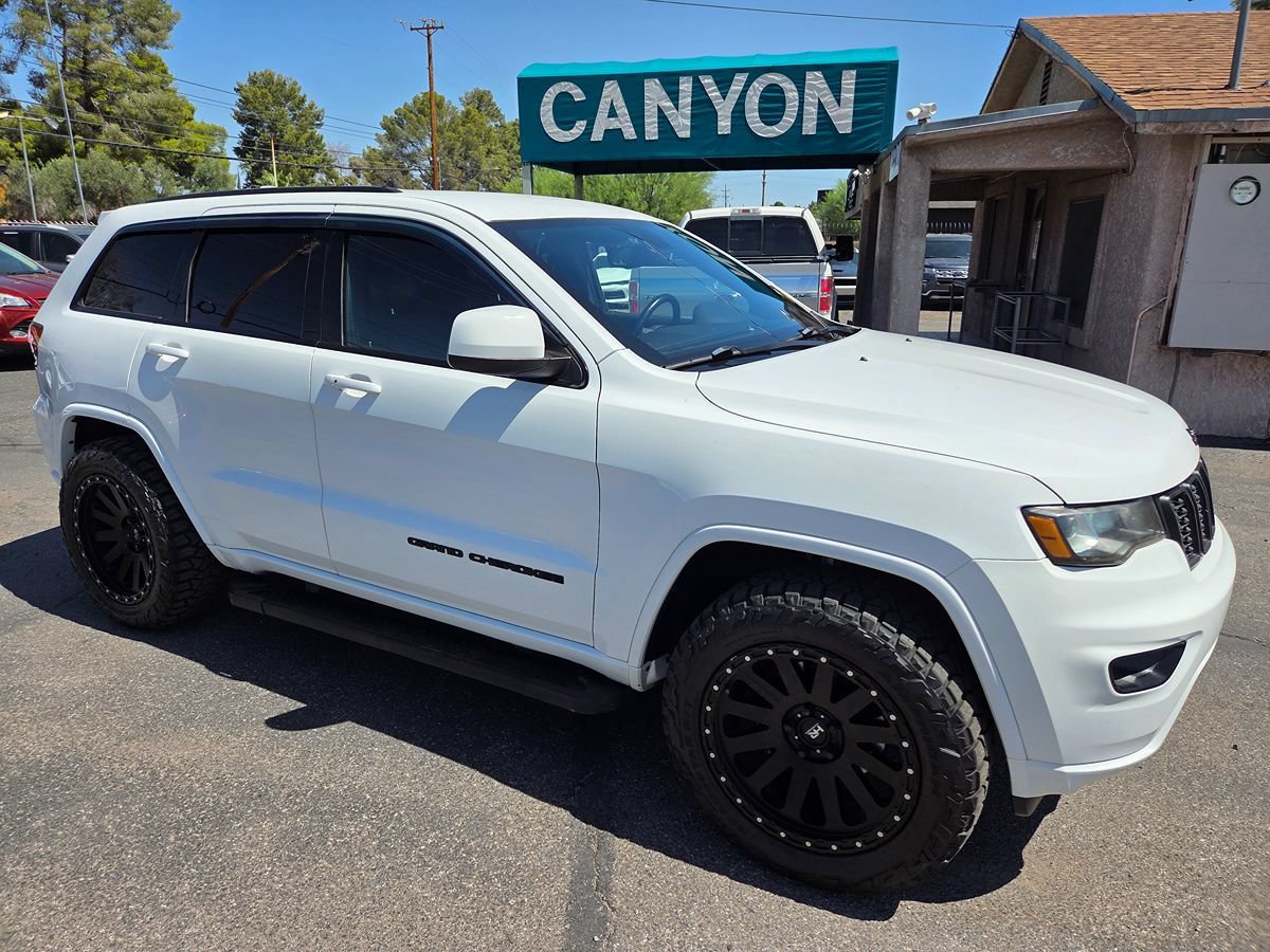 Used 2018 Jeep Grand Cherokee Altitude RWD image 3