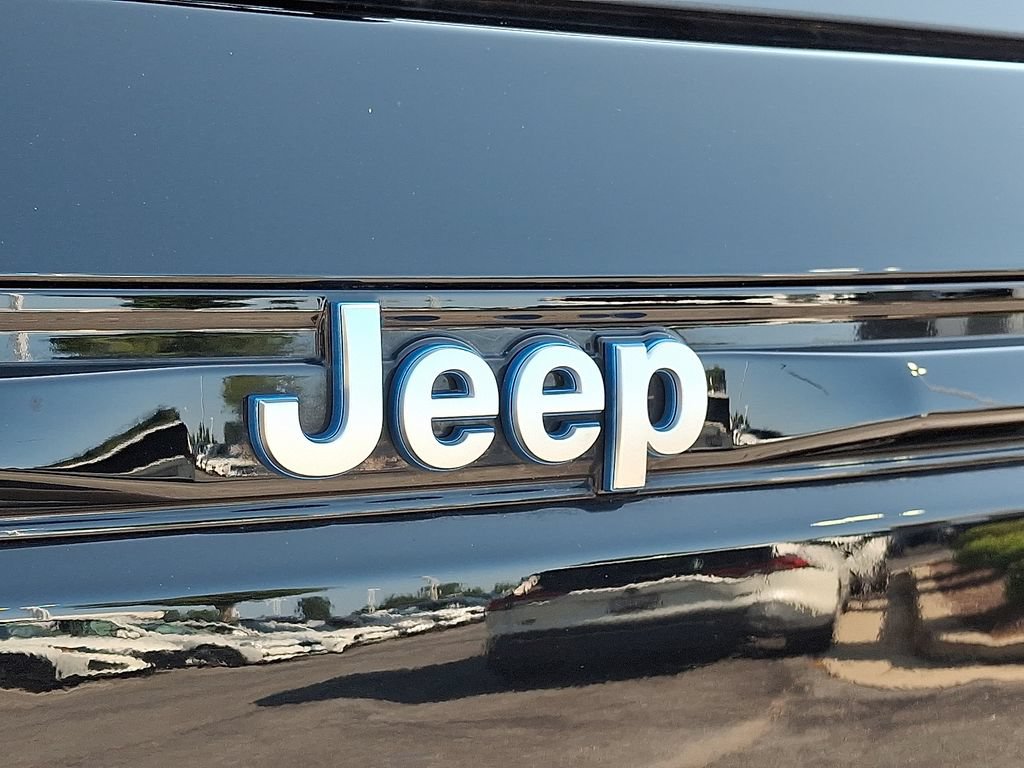 Used 2023 Jeep Grand Cherokee Summit w/ Advanced Protech Group IV AWD/4WD image 36