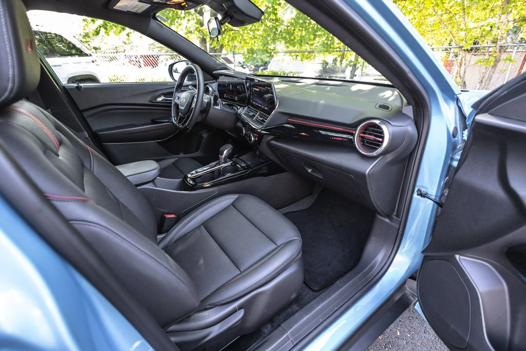 Used 2025 Chevrolet Trax RS w/ Sunroof Package FWD image 27