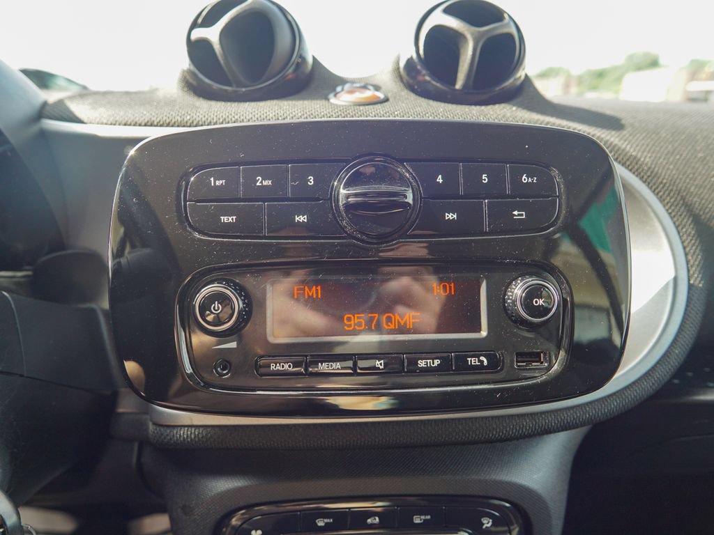 Used 2018 smart fortwo electric drive RWD image 17