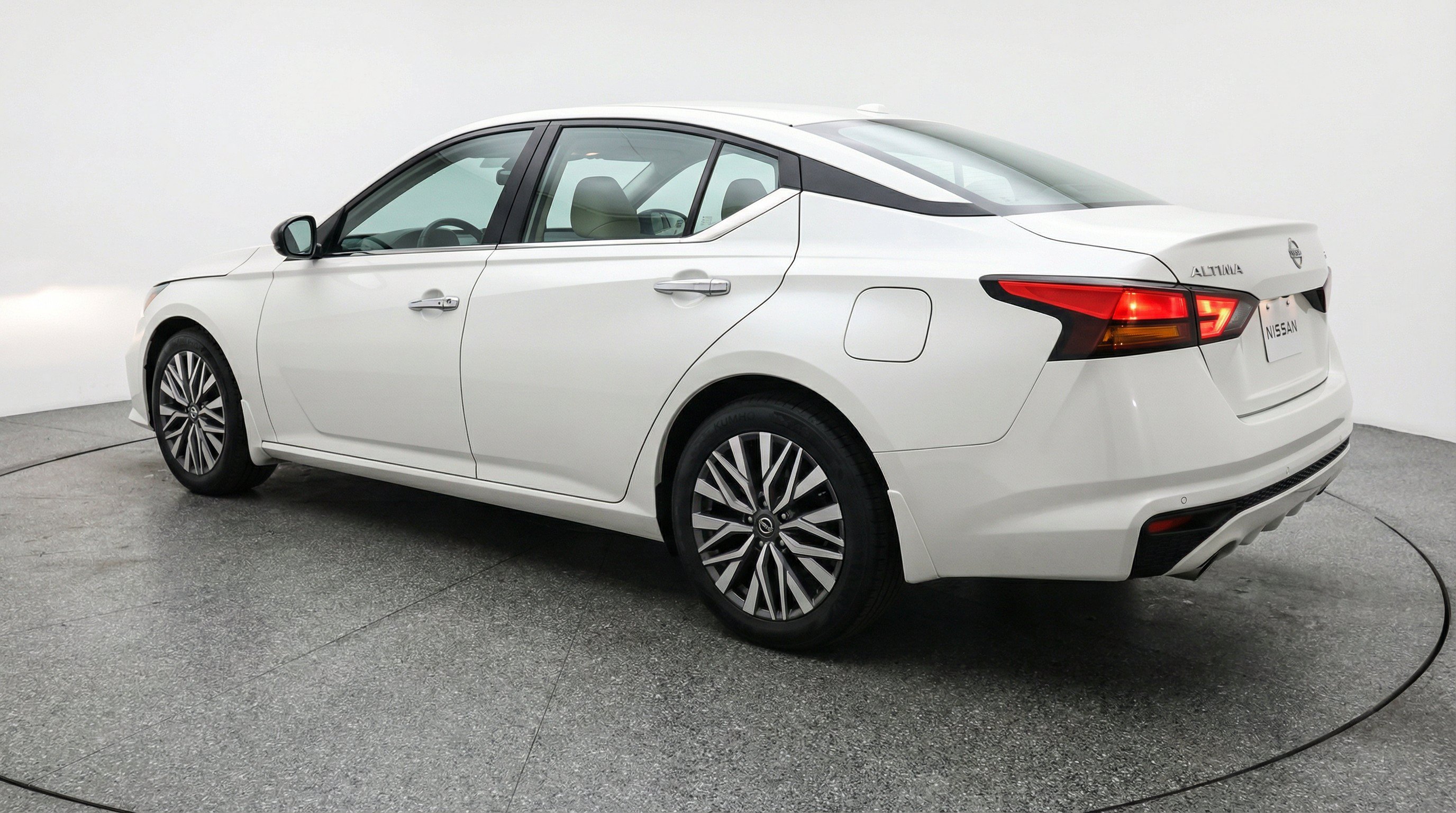 Used 2025 Nissan Altima 2.5 SV FWD image 6