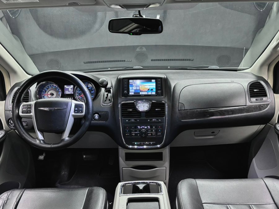 Used 2016 Chrysler Town & Country Touring w/ Driver Convenience Group image 34
