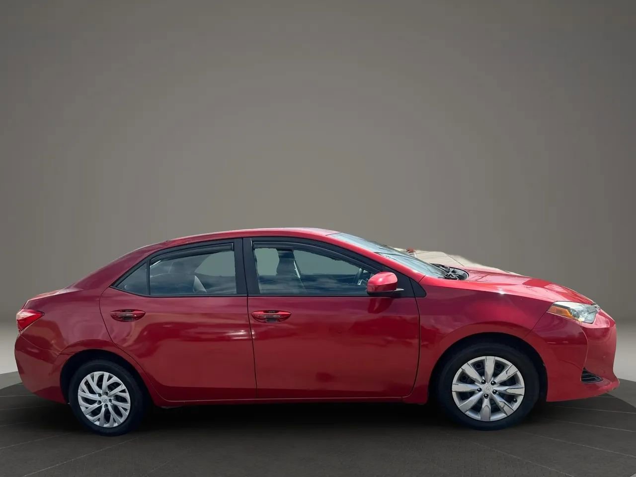 Used 2018 Toyota Corolla LE image 4