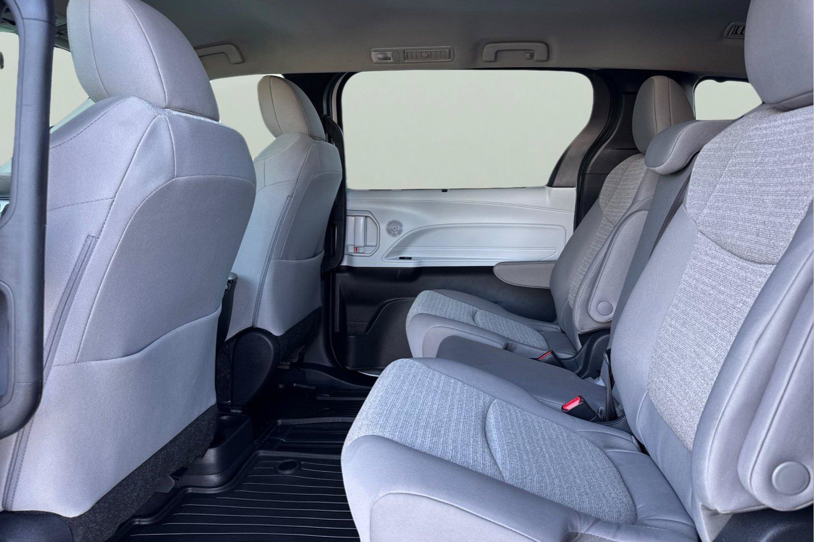 Used 2026 Toyota Sienna LE FWD image 5